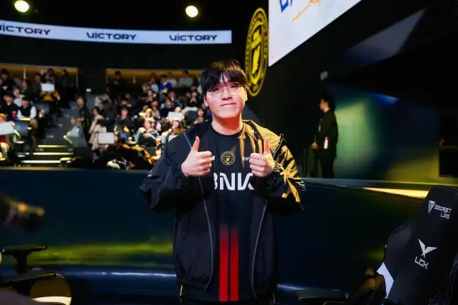 开云APP-Kellin：刚出道就和GALA很亲近，Xun游走路线和团战站位很好